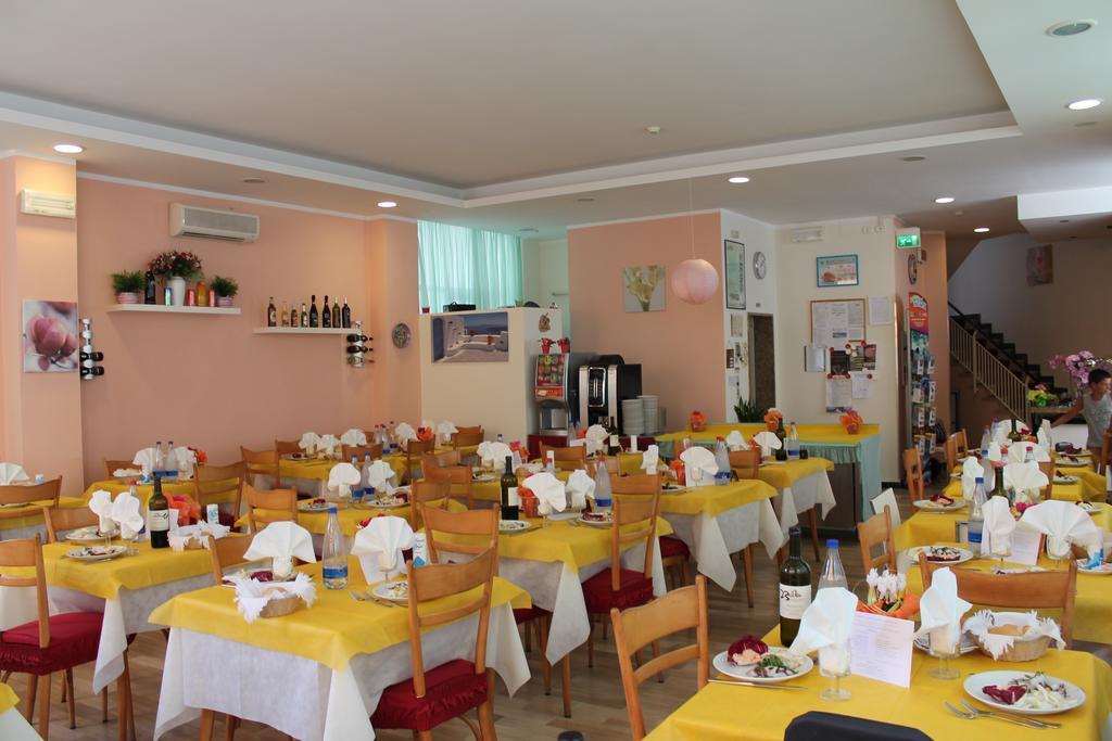 Hotel Madrid Cattolica Luaran gambar