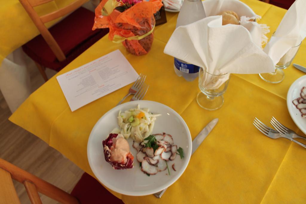 Hotel Madrid Cattolica Luaran gambar