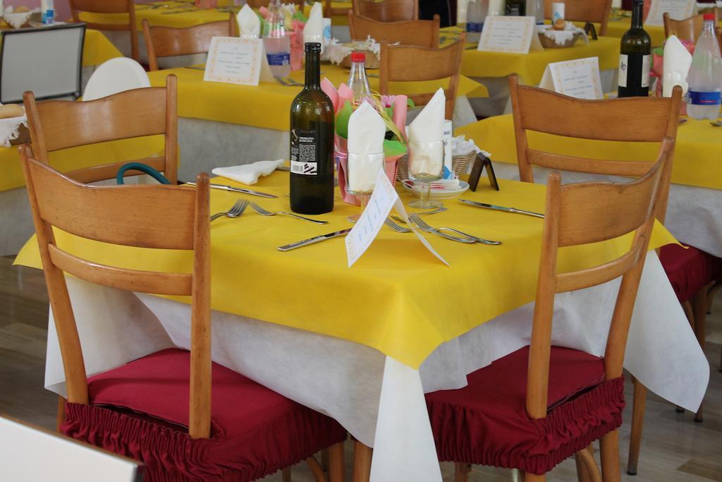 Hotel Madrid Cattolica Luaran gambar