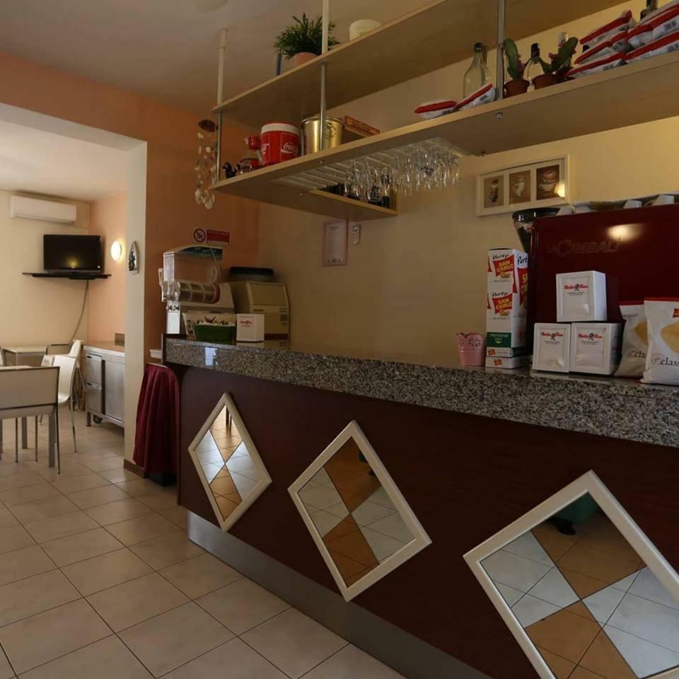 Hotel Madrid Cattolica Luaran gambar